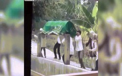 Indonesia: Khiêng người chết trên đường, gió mạnh thổi bạt xuống hồ