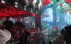 Nhân viên quán bar ở Sài Gòn cùng “bay” với khách lúc rạng sáng