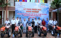 Sơn La: Trao tặng 10 máy nông nghiệp cho đồng bào bị lũ lụt