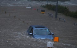 Bão Mangkhut xô nghiêng nhà cửa, người già ở Hồng Kông quyết không sơ tán