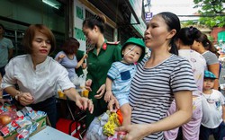 Vụ cháy 19 căn nhà tại Hà Nội: Người dân thẫn thờ nhận đồ cứu trợ