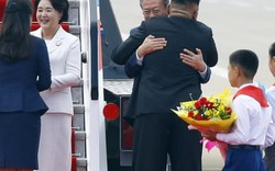Phản ứng bất ngờ của dân HQ khi thấy Kim Jong-un ôm Moon Jae-in