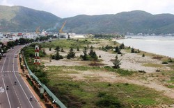 Bình Định: Vệt bùn đen ở dự án đổ đất lấn biển bị "treo" 5 năm