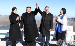 Lãnh đạo Hàn-Triều tay trong tay chinh phục núi thiêng Triều Tiên