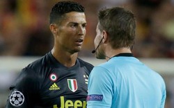 Trọng tài Felix Brych đã nói gì khi rút thẻ đỏ với Ronaldo?