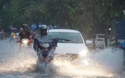 Người Sài Gòn rẽ sóng về nhà sau cơn mưa “chớp mắt”