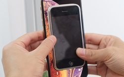 Xem iPhone đầu tiên lọt thỏm trong "lòng" iPhone Xs Max