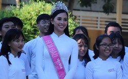 Hoa hậu Trần Tiểu Vy tặng 20 suất quà cho học sinh trường cũ