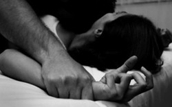 Thiếu niên 14 tuổi táo tợn hiếp dâm thiếu nữ 18 tuổi khi đang ở nhà