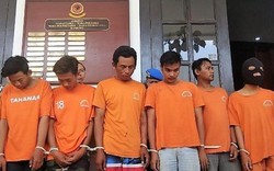 Indonesia: CĐV bị đánh hội đồng đến chết bên ngoài SVĐ