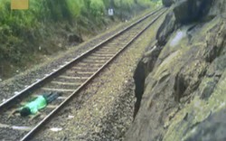 Thanh niên liều mạng nằm trên đường ray thách thức xe lửa