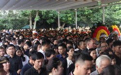 Người dân, học sinh xếp hàng vào viếng Chủ tịch nước Trần Đại Quang