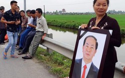 Ảnh: Người dân Ninh Bình chờ đón linh cữu Chủ tịch nước