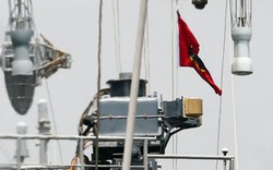 Tàu chiến Ấn Độ treo cờ rủ khi cập cảng Sài Gòn