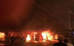 NÓNG: Cháy lớn dãy nhà ở Hoài Đức, Hà Nội