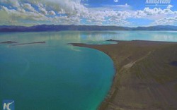 Cảnh sắc ngoạn mục của hồ nước mặn cao nhất thế giới ở Tây Tạng