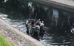 Hà Nội: Máy làm sạch sông Tô Lịch được đưa lên bờ bảo dưỡng