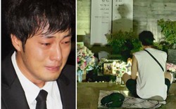 So Ji Sub lặng lẽ ngồi trước mộ tài tử "Bản tình ca mùa đông" vào đúng 9 năm ngày mất