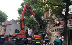 Nhà 2 tầng đổ sập "báo hại" cả dãy phố cổ Hà Nội