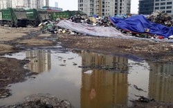 Phát lộ "núi rác" bốc mùi hôi thối, chảy nước lênh láng giữa Hà Nội