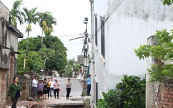 Ảnh, clip: Ngôi nhà 2 tầng ở Hà Nội bất ngờ bị nghiêng đổ