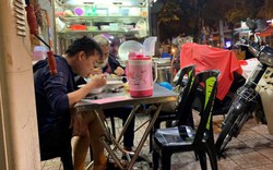 Ấm lòng chuyện ở Sài Gòn: Chàng trai mời cụ già bán vé số ăn cùng