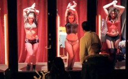 Gái mại dâm phố đèn đỏ Hà Lan bị cấm khoe thân qua cửa kính?
