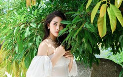 Hoa hậu Tiểu Vy diện váy khoe vai quyến rũ ở tuổi 19