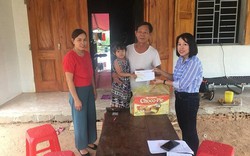 Hà Tĩnh: Trao quà và tiền hỗ trợ hàng tháng cho bé Quỳnh Như