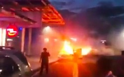 Xế hộp bất ngờ bốc cháy nghi ngút ở sân bay Đà Nẵng