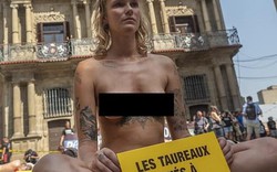 Hàng chục phụ nữ khỏa thân nằm trước tòa thị chính ở Tây Ban Nha