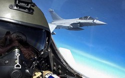 Phi công Pháp phấn khích, chụp selfie trên chiến đấu cơ Su-30 Nga sản xuất