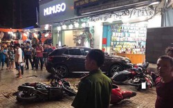 Nữ tài xế lái Mercedes tông liên hoàn 7 xe máy, người nằm la liệt trên vỉa hè