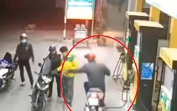 VIDEO: Tên cướp đi xe máy giật phăng xấp tiền trên tay nhân viên cây xăng