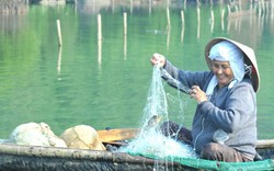 LẠ: Bà lão 80 tuổi vẫn hàng ngày đi đánh cá trên sông Cảnh Dương