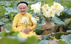 Thổn thức trước cụ bà 90 làm duyên với hoa sen, với nụ cười răng đen "tỏa nắng"