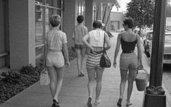 Lịch sử quần hot pant: Từng bị coi là "thứ đồ quảng cáo ngoại tình"