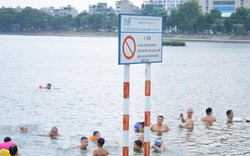 Ảnh: Ngó lơ biển cấm, người dân tự ý xuống tắm tại hồ Linh Đàm