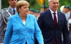 Hé lộ lời bà Merkel thì thầm trong lúc bị run rẩy mạnh