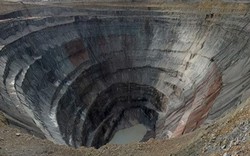Khám phá mỏ khai thác kim cương khổng lồ trông như "hố tử thần"