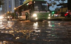 Hà Nội: Mưa lớn kéo dài 30 phút, nhiều tuyến phố ngập úng