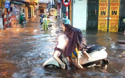 Phố Hà Nội ngập như sông sau mưa, dân “bơi” về nhà chiều đầu tuần
