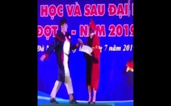 Phì cười với màn nhận bằng tốt nghiệp không thể "bá đạo" hơn