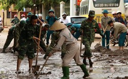 Sơn La: Mưa lớn ngập phố phường, người dân chật vật ứng phó