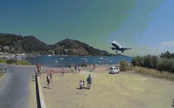 Video: Du khách thoải mái chụp "tự sướng" khi máy bay đang đáp xuống ngay trên đầu
