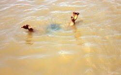 2 chị em ruột 3 và 5 tuổi ngã xuống ao đuối nước thương tâm