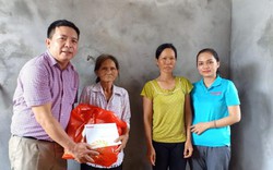 Báo Dân Việt trao tiền bạn đọc hỗ trợ sửa nhà cho bà Lê Thị Ngọ