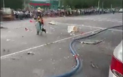 Rợn người cảnh lính cứu hỏa TQ ôm bình gas đang cháy chạy trên đường