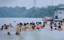Bãi tắm tự phát dưới chân cầu biến sông Hồng thành "bãi biển mini"