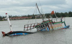 Lốc xoáy nhấn chìm tàu, 4 ngư dân Thanh Hoá thoát chết